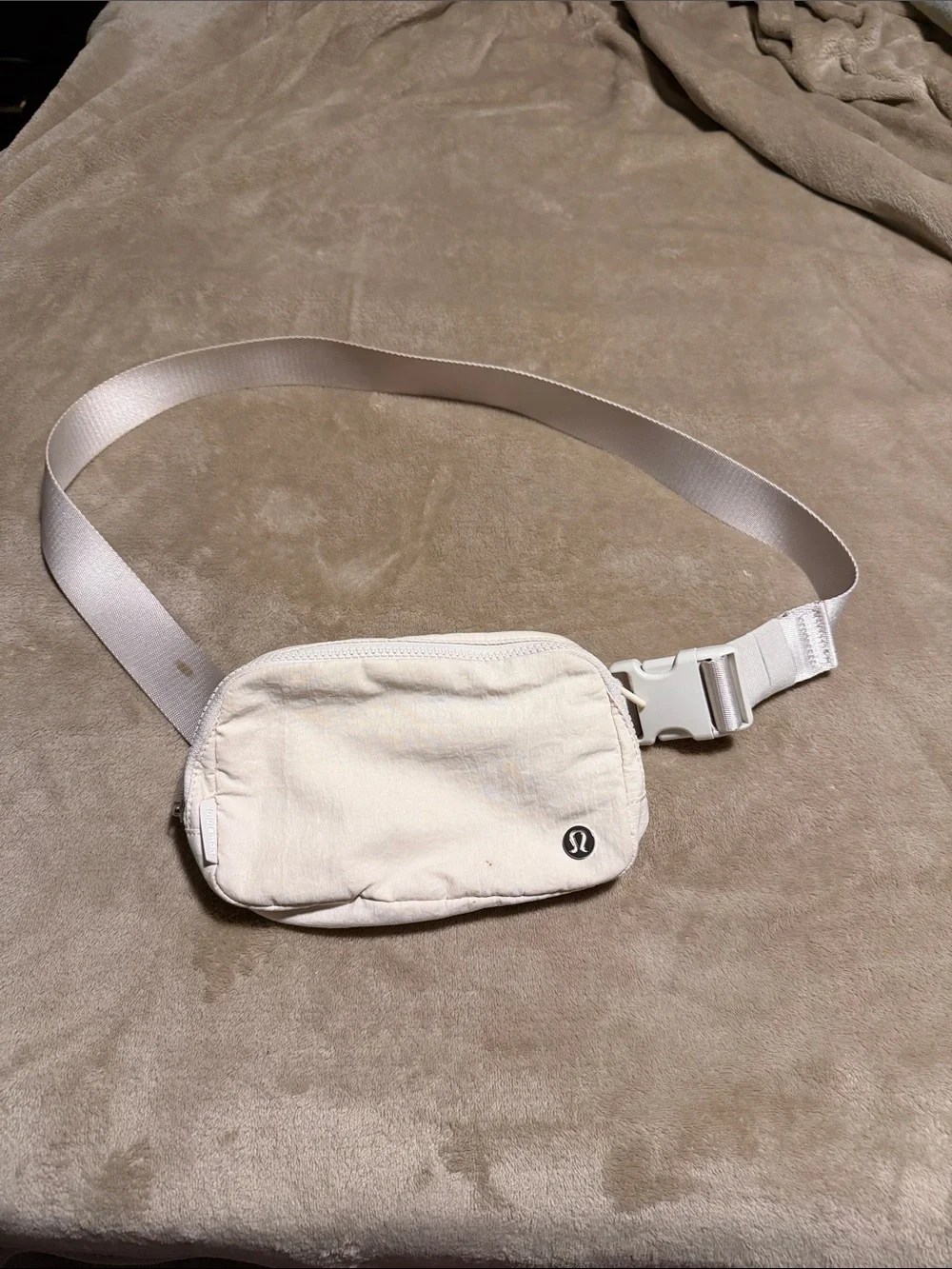 lululemon athletica cream belt pouch with adjustable webbing strap